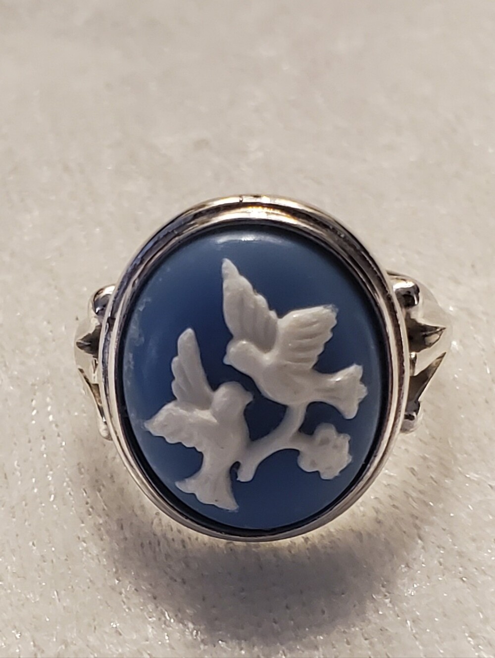 Vintage 1983 Avon Cameo Silhouette ring SZ 7 Blue with two white doves On Branch